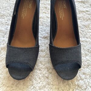 Tom’s wedges size W7.5